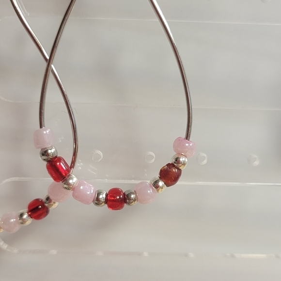 Artisanal red & pink beaded pierced hook earrings - Picture 3 of 3
